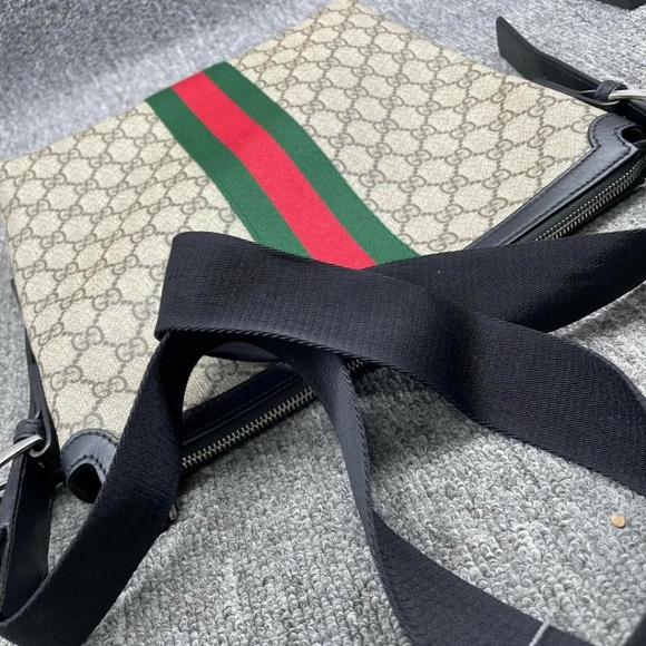 100% Authentic Gucci Web GG Supreme Messenger Crossbody Bag - Picture 8 of 15